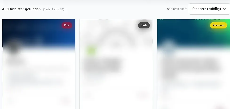 Ausschnitt des Anbieterverzeichnisses auf it-sicherheit.de mit der Trefferzeile „460 Anbieter gefunden“ und unkenntlich gemachten Profilkarten mit den Paketen Plus, Basis und Premium